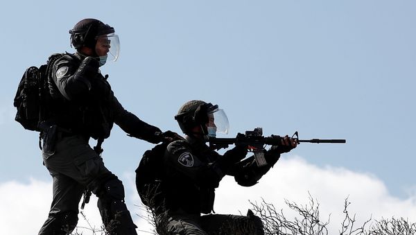 An Israeli border policeman points his weapon towards Palestinian demonstrators during a protest against Jewish settlements, in Asira al-Qibliya in the Israeli-occupied West Bank September 25, 2020. An Israeli border policeman points his weapon towards Palestinian demonstrators during a protest against Jewish settlements, in Asira al-Qibliya in the Israeli-occupied West Bank September 25, 2020. - Sputnik International