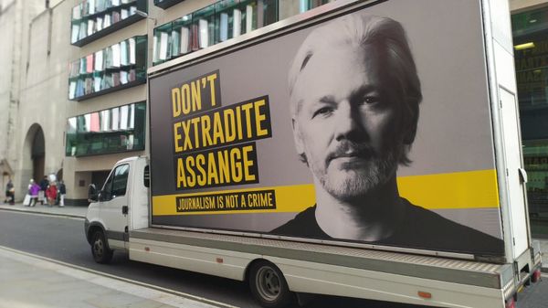Van with banner on it saying Don't Extradite Assange - Journalism is Not a Crime passes by Old Bailey on 28 September 2020 - Sputnik International