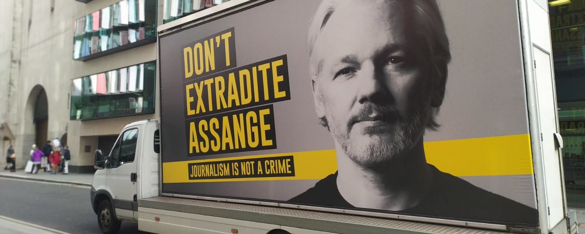 Van with banner on it saying Don't Extradite Assange - Journalism is Not a Crime passes by Old Bailey on 28 September 2020 Van with banner on it saying Don't Extradite Assange - Journalism is Not a Crime passes by Old Bailey on 28 September 2020 - Sputnik International, 1920, 20.02.2024