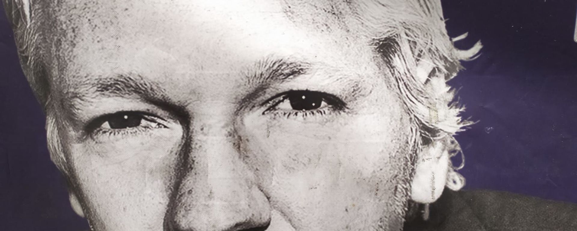 Assange with US flag covering his mouth outside Old Bailey on 29 September 2020 - Sputnik International, 1920, 26.06.2024