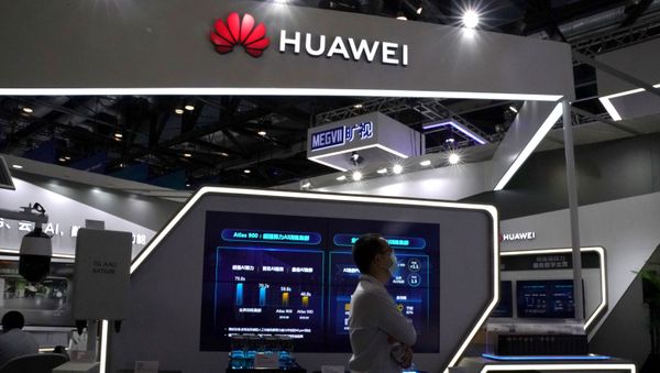A man wearing a face mask following the coronavirus disease (COVID-19) outbreak walks past a booth of Huawei at the 2020 China International Fair for Trade in Services (CIFTIS) in Beijing, China September 4, 2020 - Sputnik International