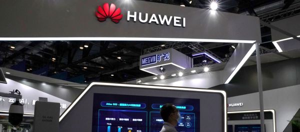 A man wearing a face mask following the coronavirus disease (COVID-19) outbreak walks past a booth of Huawei at the 2020 China International Fair for Trade in Services (CIFTIS) in Beijing, China September 4, 2020 A man wearing a face mask following the coronavirus disease (COVID-19) outbreak walks past a booth of Huawei at the 2020 China International Fair for Trade in Services (CIFTIS) in Beijing, China September 4, 2020 - Sputnik International