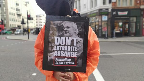 Gitmo detainee prisoner protest with sign Gitmo detainee prisoner protest with sign - Sputnik International