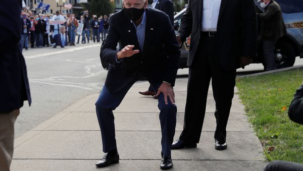 .S. Democratic presidential candidate and former Vice President Joe Biden waves to a crowd of supporters as he arrives by campaign train for a stop in Greensburg, Pennsylvania, U.S., September 30, 2020. - Sputnik International