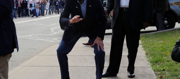 .S. Democratic presidential candidate and former Vice President Joe Biden waves to a crowd of supporters as he arrives by campaign train for a stop in Greensburg, Pennsylvania, U.S., September 30, 2020. - Sputnik International