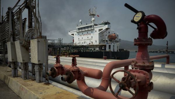 The Iranian-flagged oil tanker Fortune is docked at the El Palito refinery after its arrival to Puerto Cabello in the northern state of Carabobo, Venezuela, on May 25, 2020 - Sputnik International