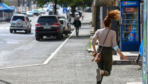 A young woman runs down a street in Stepanakert - Sputnik International