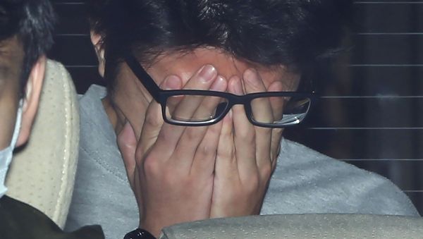 Suspect Takahiro Shiraishi covers his face with his hands as he is transported to the prosecutor's office from a police station in Tokyo on November 1, 2017 - Sputnik International