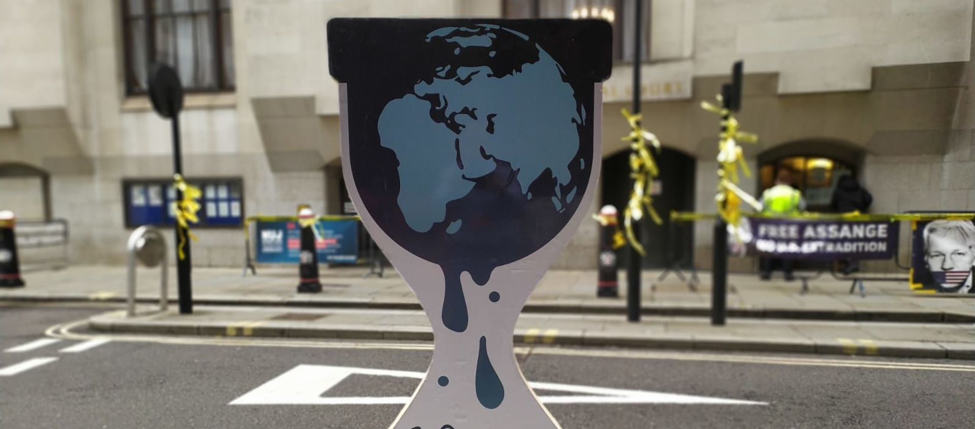 WikiLeaks logo outside Old Bailey 1 October 2020 on the 14th anniversary of the registration of the domain name WikiLeaks logo outside Old Bailey 1 October 2020 on the 14th anniversary of the registration of the domain name - Sputnik International, 1920, 01.10.2020