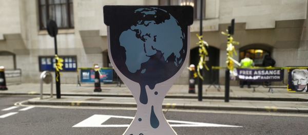 WikiLeaks logo outside Old Bailey 1 October 2020 on the 14th anniversary of the registration of the domain name - Sputnik International