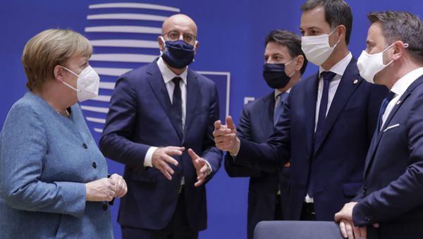 German Chancellor Angela Merkel, left, speaks with from right, Luxembourg's Prime Minister Xavier Bettel, Belgium's new Prime Minister Alexander De Croo, Italy's Prime Minister Giuseppe Conte and European Council President Charles Michel during a round table meeting at an EU summit at the European Council building in Brussels, Thursday, Oct. 1, 2020. - Sputnik International