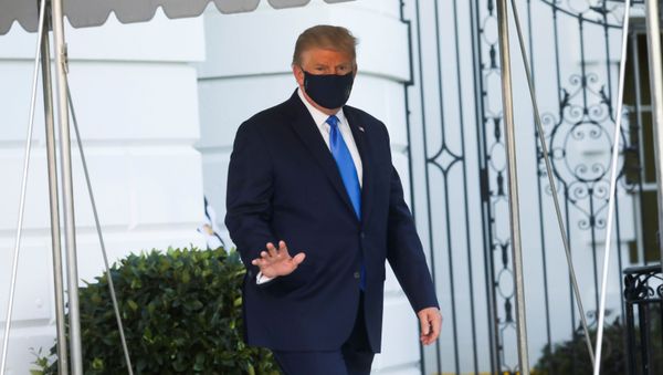 U.S. President Donald Trump waves as he walks out to the Marine One helicopter to fly to Walter Reed National Military Medical Center after testing positive for the coronavirus disease (COVID-19), from the South Lawn at the White House in Washington, U.S., October 2, 2020. - Sputnik International