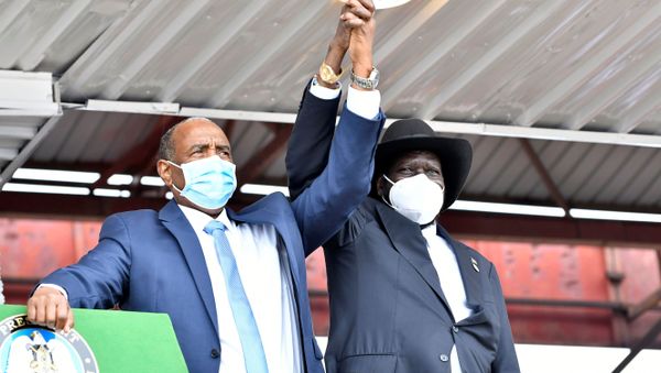 Sudan's Sovereign Council Chief General Abdel Fattah al-Burhan and South Sudan's President Salva Kiir, hold hands as they arrive for the signing of the peace agreement between the Sudan's transitional government and Sudanese revolutionary movements to end decades-old conflict, in Juba, South Sudan October 3, 2020 - Sputnik International