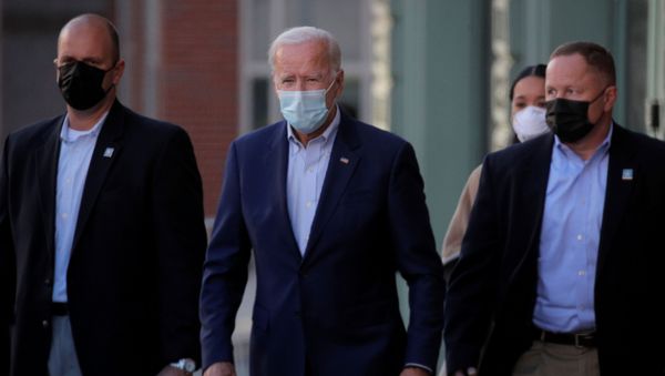 U.S. Democratic presidential candidate and former Vice President Joe Biden exits The Queen theater after a virtual event in Wilmington, Delaware, U.S., October 3, 2020. - Sputnik International