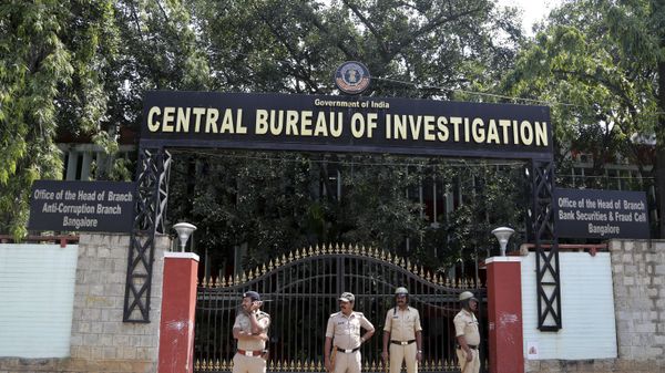 Police officials stand guard as they watch India's main opposition Congress party supporters protest outside Central Bureau of Investigation (CBI) regional office in Bangalore, India, Friday, Oct. 26, 2018 - Sputnik International