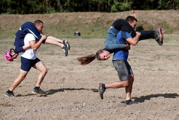 'Old Ball & Chain': Wife-Carrying Competition in Hungary - Sputnik International
