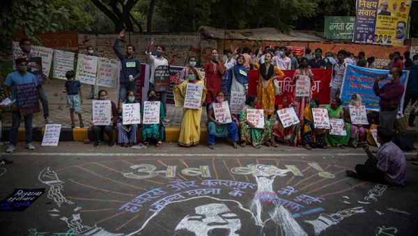 Indians shout slogans and hold placards during a protest condemning the alleged gang rape and killing of a Dalit woman, in New Delhi, India, Sunday, Oct. 4, 2020 - Sputnik International