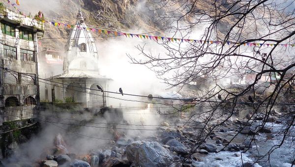 Outer view of the Manikaran temple and Manikaran Sahib gurudwara located at Manikaran featuring the famous hot water well and the Parvati river flowing by it - Sputnik International