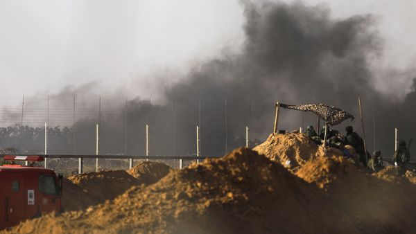 Israeli security forces are deployed near Kibbutz Kerem Shalom on the Israeli border with the southern Gaza Strip as smoke billows from tyres burnt by Palestinians on April 6, 2018 - Sputnik International