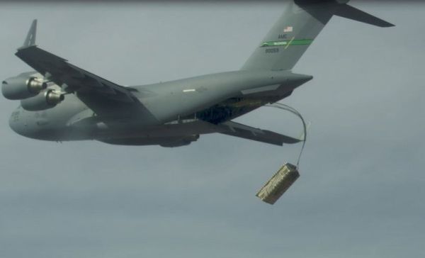 Photo: US Air Force’s C-17 Cargo Plane Becomes Bomber in ‘Palletized Munition’ Test Photo: US Air Force’s C-17 Cargo Plane Becomes Bomber in ‘Palletized Munition’ Test - Sputnik International