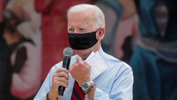 Democratic U.S. presidential nominee Joe Biden holds onto notes as he speaks during a campaign stop at Little Haiti Cultural Complex in Miami, Florida, U.S., October 5, 2020.  - Sputnik International