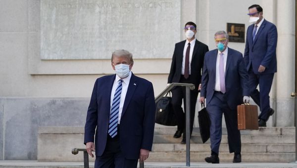 President Donald Trump walks out of Walter Reed National Military Medical Center to return to the White House after receiving treatments for covid-19, Monday, Oct. 5, 2020, in Bethesda, Md. - Sputnik International
