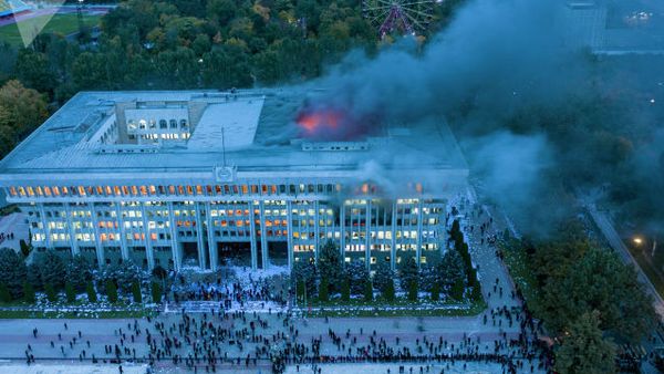 Bishkek's White House on fire Bishkek's White House on fire - Sputnik International