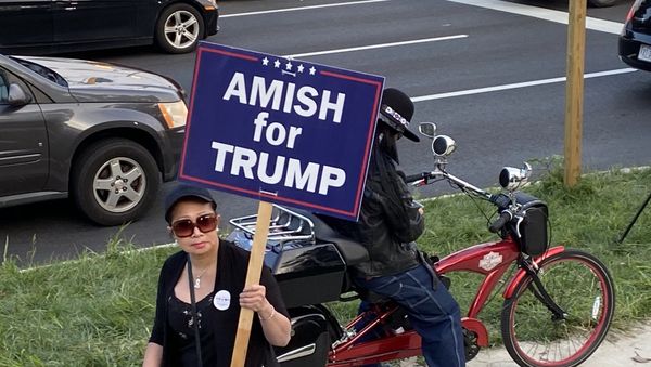 A photo showing a woman holding a sign that says Amish for Trump - Sputnik International