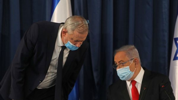 Israeli Prime Minister Benjamin Netanyahu (R) speaks with Alternate PM and Defence Minister Benny Gantz, both wearing protective mask due to the ongoing COVID-19 pandemic, during the weekly cabinet meeting in Jerusalem on June 7, 2020. Israeli Prime Minister Benjamin Netanyahu (R) speaks with Alternate PM and Defence Minister Benny Gantz, both wearing protective mask due to the ongoing COVID-19 pandemic, during the weekly cabinet meeting in Jerusalem on June 7, 2020. - Sputnik International