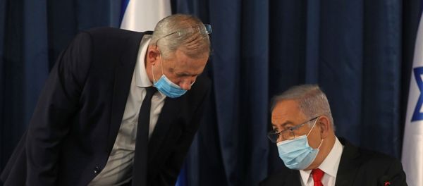 Israeli Prime Minister Benjamin Netanyahu (R) speaks with Alternate PM and Defence Minister Benny Gantz, both wearing protective mask due to the ongoing COVID-19 pandemic, during the weekly cabinet meeting in Jerusalem on June 7, 2020.  - Sputnik International