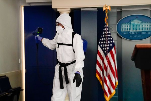 Video: Hazmat-Fitted Cleaners Sanitize White House as Positive COVID-19 Cases Spike Video: Hazmat-Fitted Cleaners Sanitize White House as Positive COVID-19 Cases Spike - Sputnik International