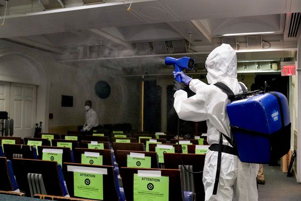 Video: Hazmat-Fitted Cleaners Sanitize White House as Positive COVID-19 Cases Spike Video: Hazmat-Fitted Cleaners Sanitize White House as Positive COVID-19 Cases Spike - Sputnik International