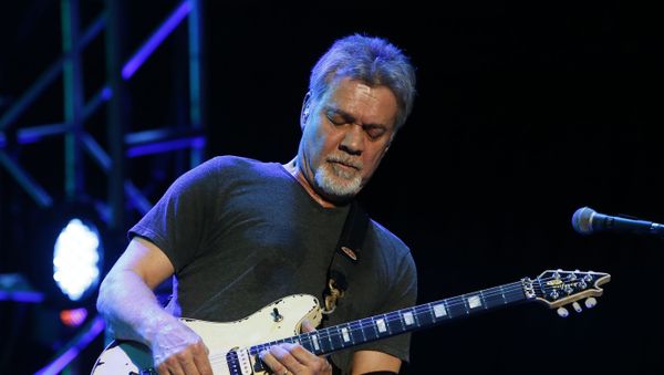 Eddie Van Halen is seen at Ak-Chin Pavillion on Monday, September 28, 2015, in Phoenix, Arizona. - Sputnik International