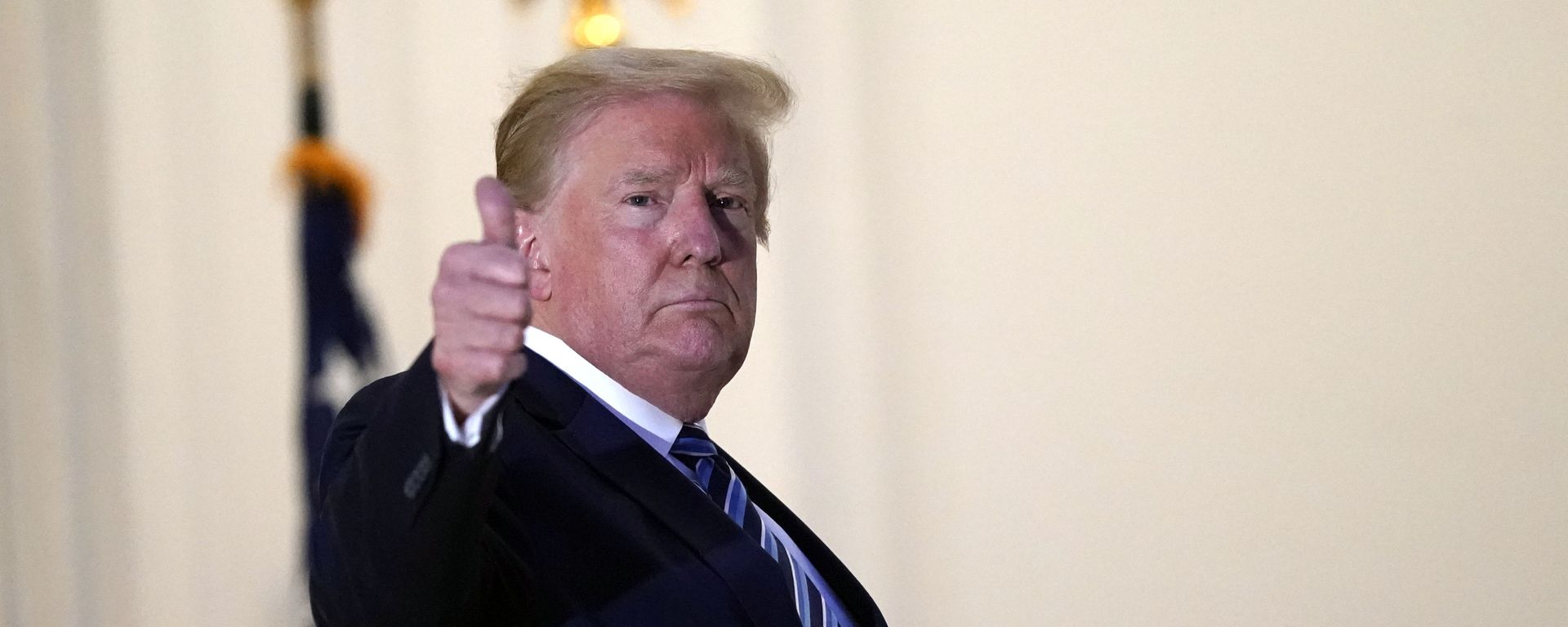 President Donald Trump gestures as he returns to the White House Monday, Oct. 5, 2020, in Washington, after leaving Walter Reed National Military Medical Center, in Bethesda, Md. Trump announced he tested positive for COVID-19 on Oct. 2 - Sputnik International, 1920, 06.08.2025