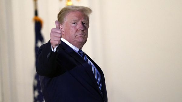 President Donald Trump gestures as he returns to the White House Monday, Oct. 5, 2020, in Washington, after leaving Walter Reed National Military Medical Center, in Bethesda, Md. Trump announced he tested positive for COVID-19 on Oct. 2 - Sputnik International