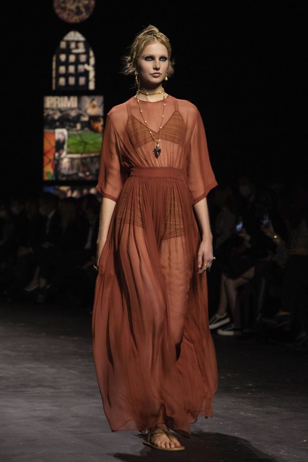 Elegance on Display: Most Beautiful Models During Paris Fashion Week - Sputnik International