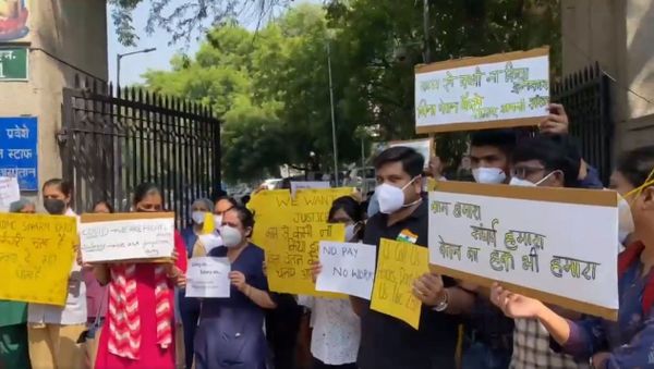 Doctors on COVID duty at Delhi’s Hindu Rao hospital, not paid salary for 4 months, protest against North MCD administration - Sputnik International