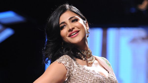 Indian Bollywood actress Shruti Haasan showcases a creation by designer Anushree Reddy on the third day of the Lakme Fashion Week (LFW) summer/resort 2016 in Mumbai on April 1, 2016 - Sputnik International