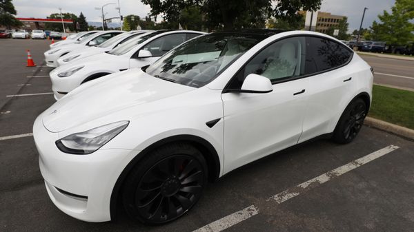 FILE - In this Sunday, June 28, 2020 file photo, 2020 Model Y electric sports-utility vehicles sit in the parking lot of a Tesla store in Littleton, Colo. Tesla overcame a seven-week pandemic-related shutdown at its U.S. assembly plant to post a $104 million net profit for the second quarter. (AP Photo/David Zalubowski) - Sputnik International