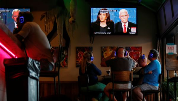 People watch the debate between U.S. Vice President Mike Pence and Democratic vice-presidential nominee Kamala Harris at a tavern in San Diego, California, U.S., October, 7, 2020. - Sputnik International
