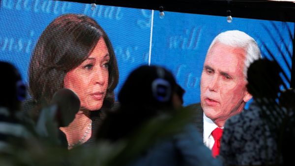 People watch the debate between U.S. Vice President Mike Pence and Democratic vice-presidential nominee Kamala Harris outside a tavern in San Diego, California, U.S., October 7, 2020.  - Sputnik International