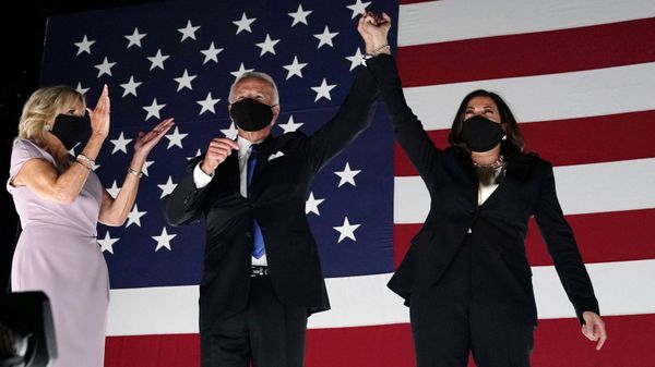 (From L) Jill Biden, husband former vice-president and Democratic presidential nominee Joe Biden and Senator from California and Democratic vice presidential nominee Kamala Harris greet supporters outside the Chase Center in Wilmington, Delaware, at the conclusion of the Democratic National Convention, held virtually amid the novel coronavirus pandemic, on August 20, 2020 (From L) Jill Biden, husband former vice-president and Democratic presidential nominee Joe Biden and Senator from California and Democratic vice presidential nominee Kamala Harris greet supporters outside the Chase Center in Wilmington, Delaware, at the conclusion of the Democratic National Convention, held virtually amid the novel coronavirus pandemic, on August 20, 2020 - Sputnik International