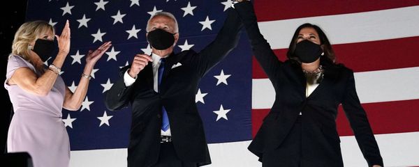(From L) Jill Biden, husband former vice-president and Democratic presidential nominee Joe Biden and Senator from California and Democratic vice presidential nominee Kamala Harris greet supporters outside the Chase Center in Wilmington, Delaware, at the conclusion of the Democratic National Convention, held virtually amid the novel coronavirus pandemic, on August 20, 2020 - Sputnik International
