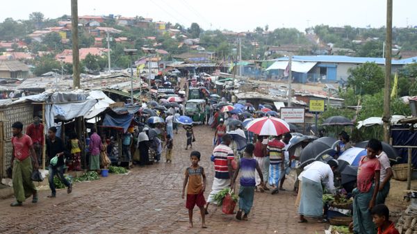 People shop for vegetables at the Kutupalong Rohingya refugee camp in Cox's Bazar, Bangladesh, Tuesday, June 2, 2020 - Sputnik International
