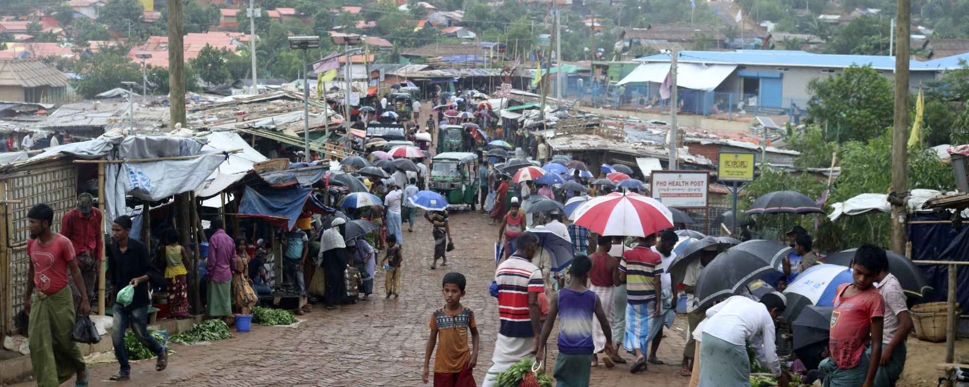 People shop for vegetables at the Kutupalong Rohingya refugee camp in Cox's Bazar, Bangladesh, Tuesday, June 2, 2020 People shop for vegetables at the Kutupalong Rohingya refugee camp in Cox's Bazar, Bangladesh, Tuesday, June 2, 2020 - Sputnik International, 1920, 22.09.2022