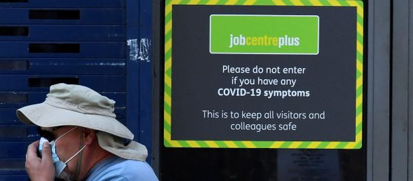 A person wearing a protective face mask walks past a Job Centre Plus office, amidst the outbreak of the coronavirus disease (COVID-19) in London, Britain, August 11, 2020. A person wearing a protective face mask walks past a Job Centre Plus office, amidst the outbreak of the coronavirus disease (COVID-19) in London, Britain, August 11, 2020. - Sputnik International