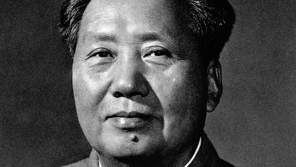 这张照片是在1959年国庆前夕，侯波、孟庆彪为毛泽东拍摄的第三版标准像。照片拍摄后，由于种种原因，画面不能达到制作标准像的要求，因此经过很多后期的加工才使得照片呈现在公众眼前，而这也成为唯一一张毛泽东没有露出双耳的标准像。不同于毛泽东的前两张标准像（都是从照片合影中抽取出的），第三版标准像是第一张由摄影师专门单独为毛泽东拍摄的标准像 - Sputnik International