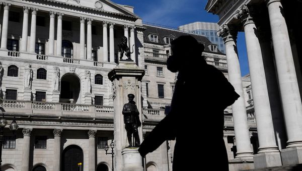 A person wearing a mask walks past the Bank of England in London, Britain, March 23, 2020 - Sputnik International