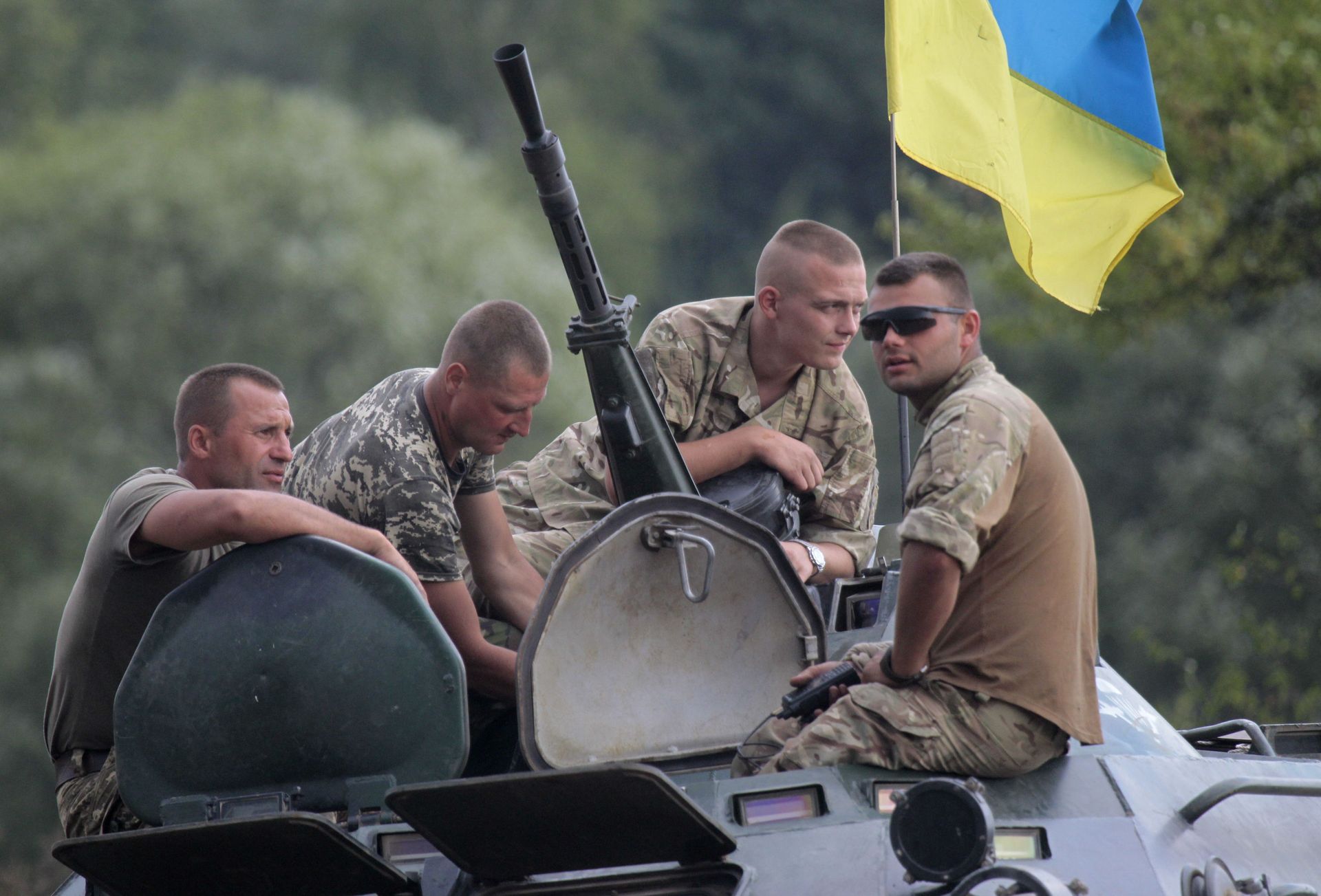 Ukrainian soldiers atop an APC watch training exercises under the supervision of British instructors on the military base outside Zhitomir, Ukraine, Tuesday, Aug. 11, 2015 Ukrainian soldiers atop an APC watch training exercises under the supervision of British instructors on the military base outside Zhitomir, Ukraine, Tuesday, Aug. 11, 2015 - Sputnik International, 1920, 16.04.2022