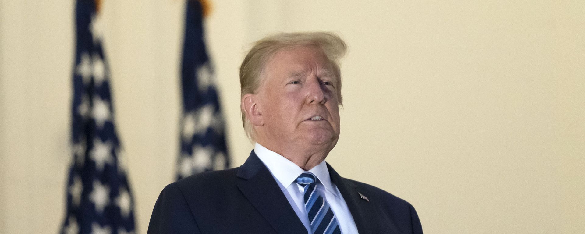 President Donald Trump stands on the Blue Room Balcony upon returning to the White House Monday, Oct. 5, 2020, in Washington - Sputnik International, 1920, 07.12.2021